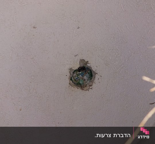 חור בקיר עם נייר דחוס בפנים